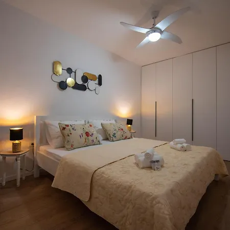 Mary Apartment Split